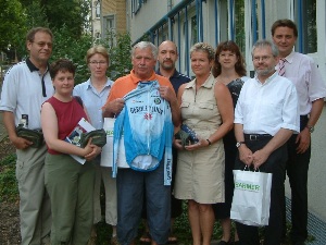 Gunter Schwarz (hinten r.), Bezirksleiter der BARMER in Gera, begrüßte kürzlich die zehn ausgelosten Gewinner des Quiz bei der 3.BARMER-Löwentour.